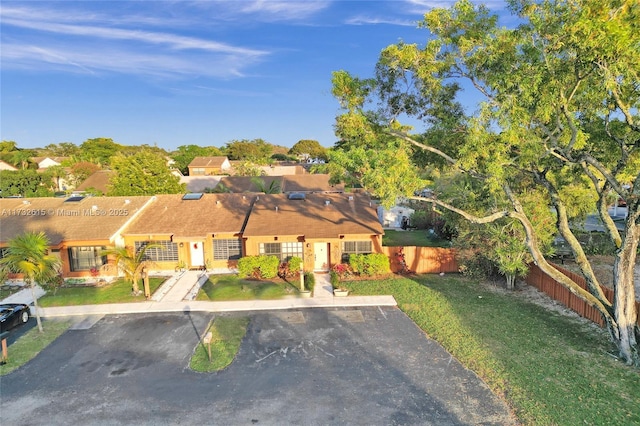 single story home with a front lawn