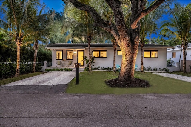 view of front of home featuring a front yard