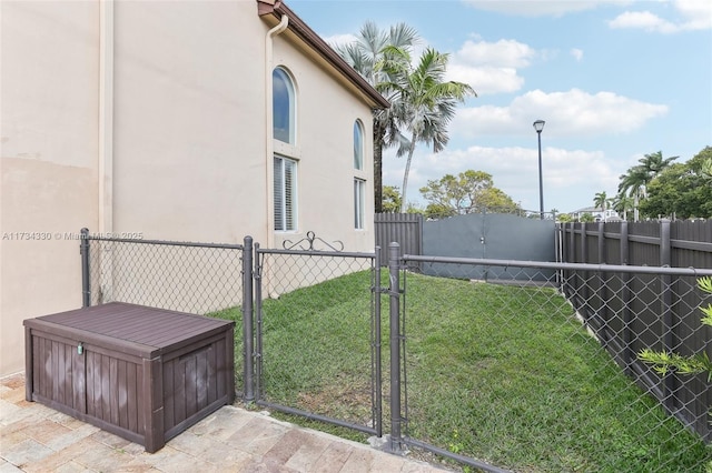 view of yard featuring a hot tub