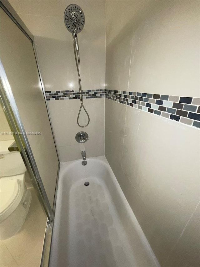 bathroom with tiled shower / bath combo