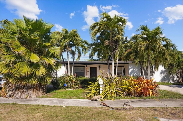 view of front of house with a front lawn