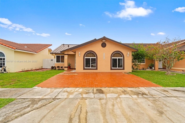 view of front of property featuring a front lawn