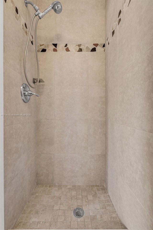 bathroom featuring a tile shower