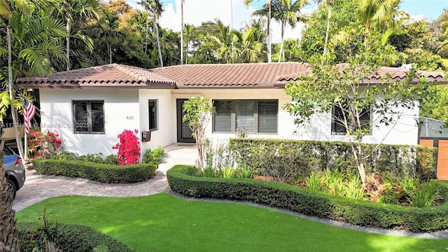 view of front of house featuring a front lawn