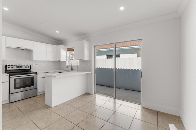 kitchen featuring stainless steel electric stove, sink, white cabinets, kitchen peninsula, and crown molding