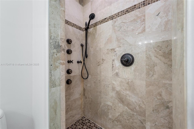 bathroom featuring tiled shower