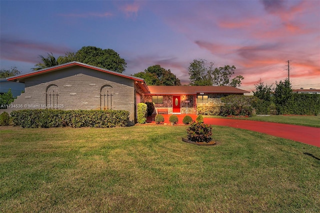 view of front facade featuring a lawn