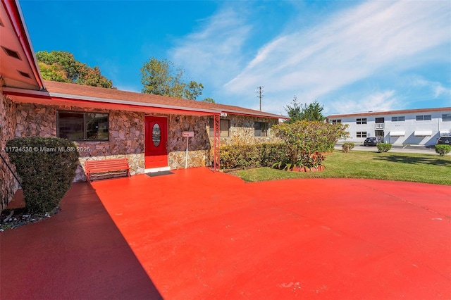 view of front facade featuring a patio area and a front lawn