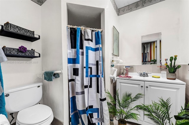 bathroom with a shower with curtain, vanity, and toilet