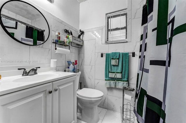 bathroom with vanity, curtained shower, and toilet