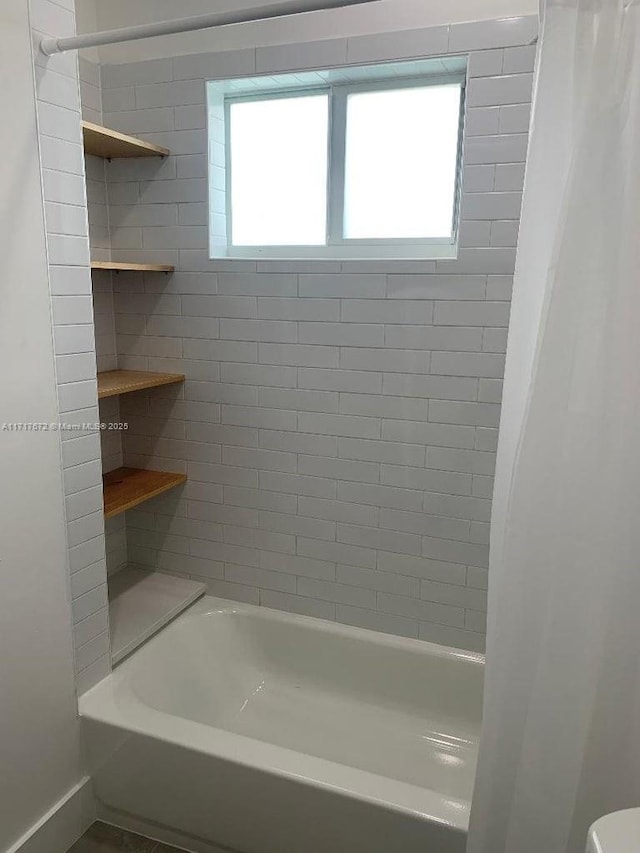 bathroom with tiled shower / bath combo