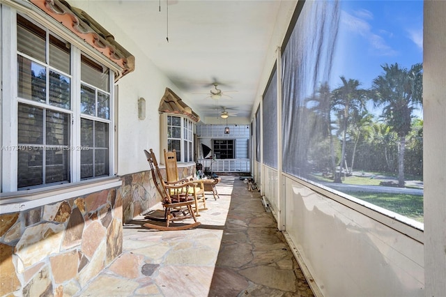 sunroom with ceiling fan