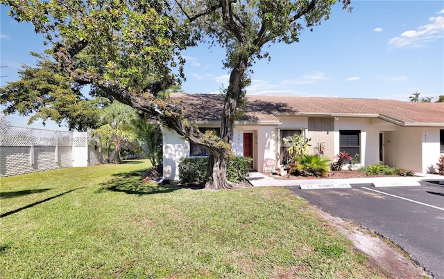 ranch-style house featuring a front lawn