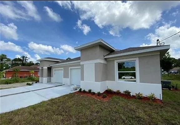 view of front facade featuring a garage and a front yard