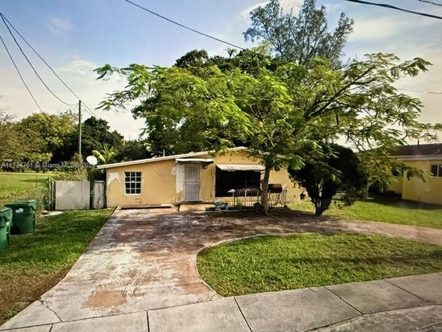 view of front facade with a front yard