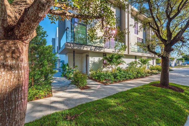 view of front of house featuring a front yard