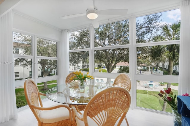 sunroom with ceiling fan