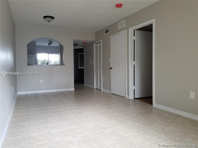 spare room featuring light tile patterned floors