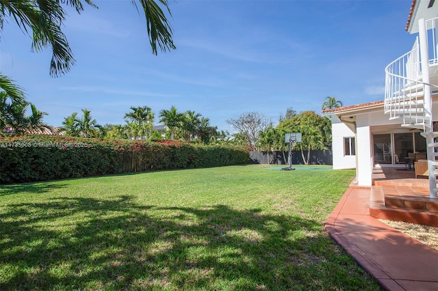 view of yard featuring a patio