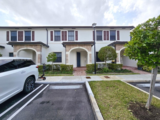 view of front facade featuring a front lawn