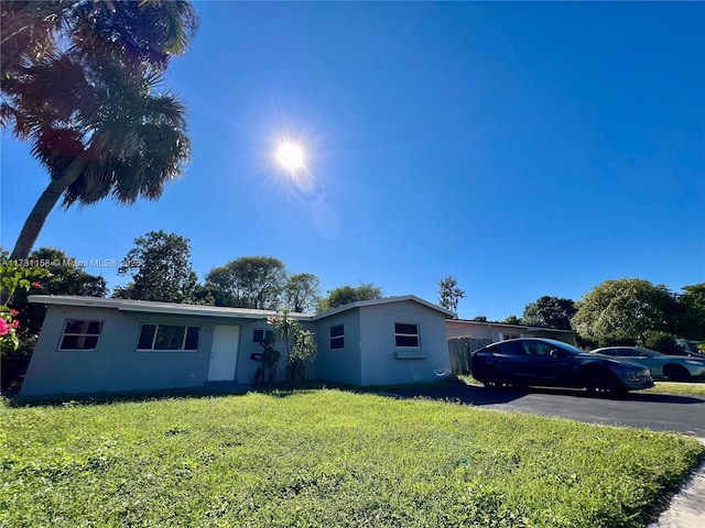 single story home featuring a front lawn