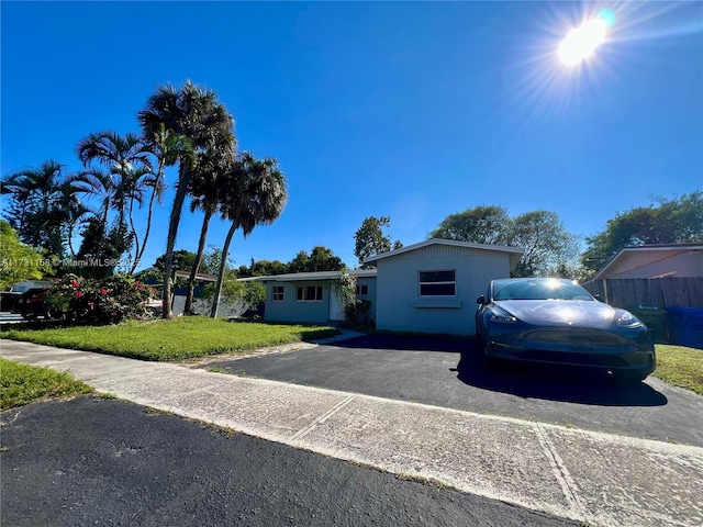 single story home with a front lawn