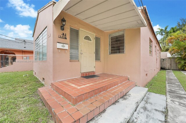 property entrance featuring a yard