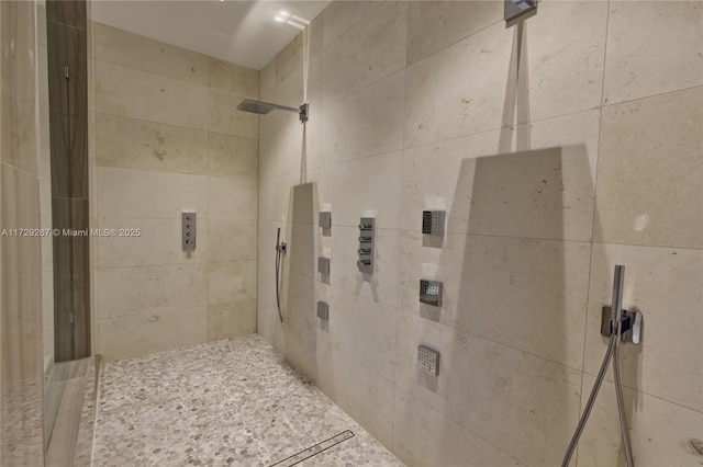 bathroom featuring a tile shower