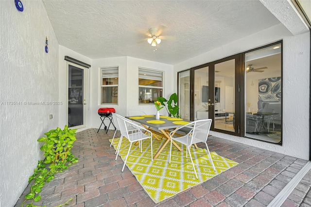 sunroom with ceiling fan