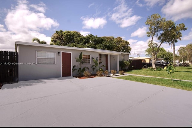 view of front of home featuring a front yard