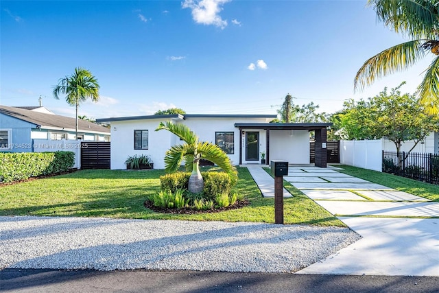 view of front of home featuring a carport and a front yard