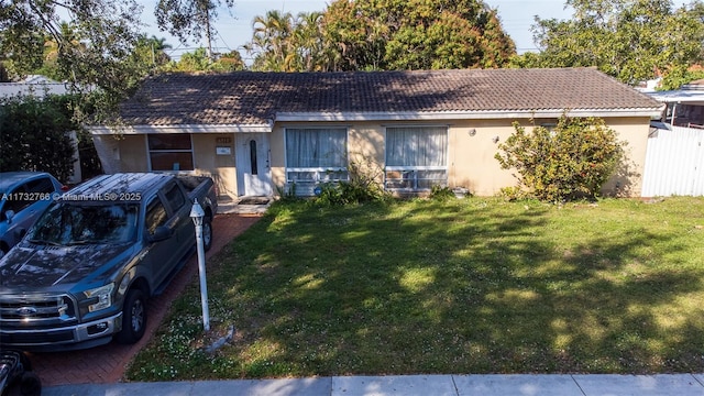 ranch-style house featuring a front yard