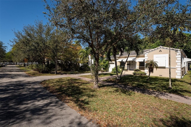 view of front facade featuring a front yard