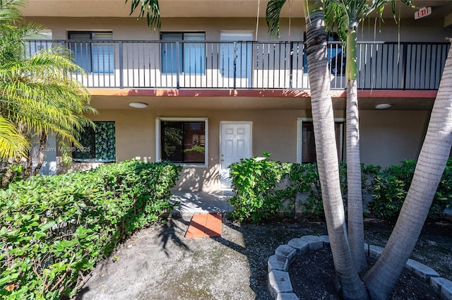 property entrance featuring a balcony