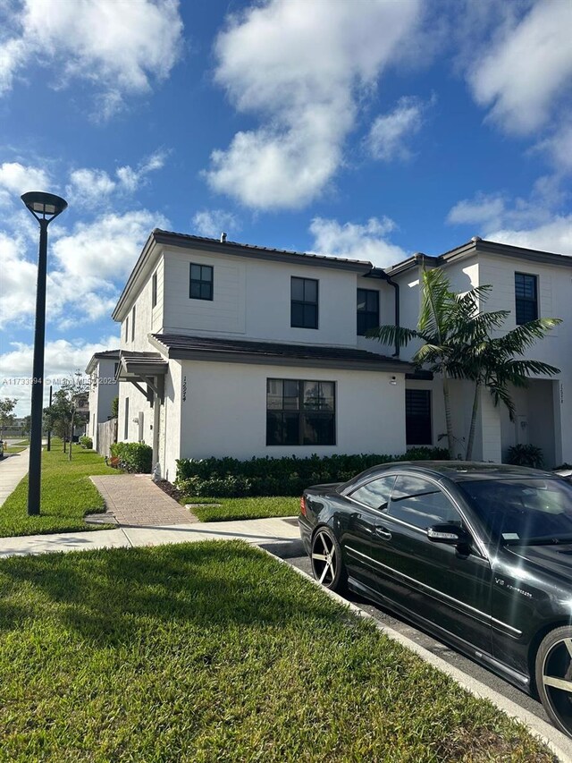 view of front of house featuring a front yard