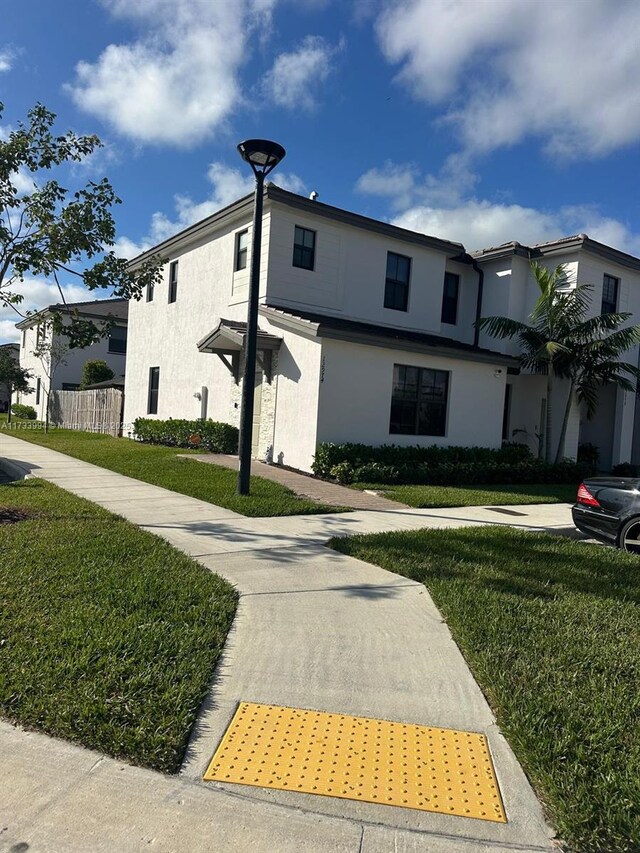 view of front facade featuring a front yard