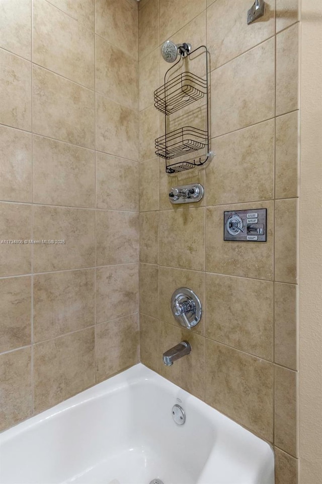 bathroom featuring tiled shower / bath combo