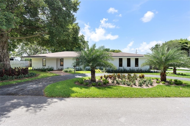 view of front facade featuring a front yard