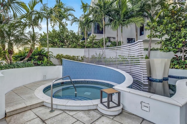 view of pool featuring an in ground hot tub