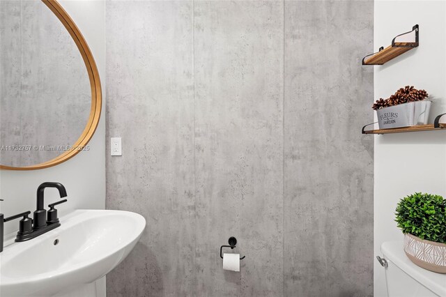 bathroom featuring sink and toilet