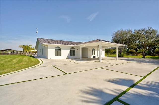 view of front of home featuring a carport and a front lawn