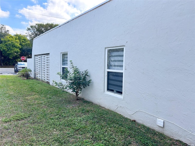 view of side of property featuring a yard