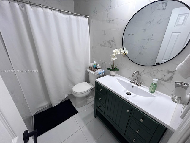 bathroom featuring tile walls, vanity, decorative backsplash, a shower with curtain, and toilet