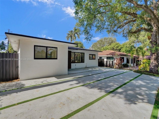 view of front of property featuring a patio