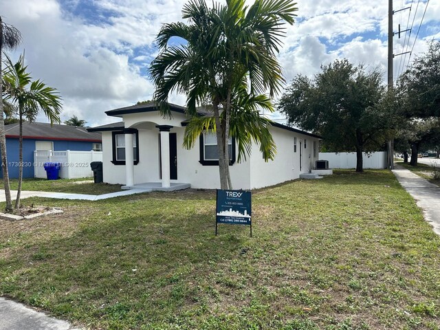 view of front of home featuring a front yard