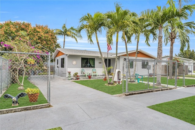 view of front of house featuring a front yard