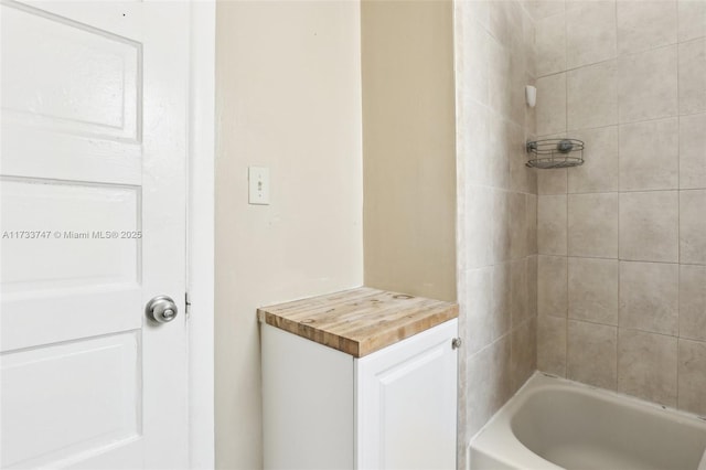 bathroom featuring tiled shower / bath combo