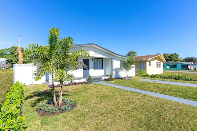 ranch-style home featuring a front lawn