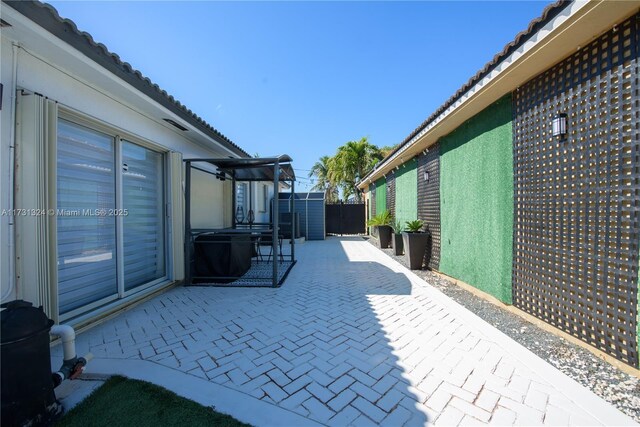 view of front of property featuring a front yard