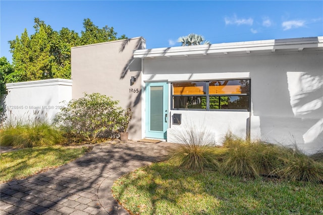 property entrance featuring stucco siding